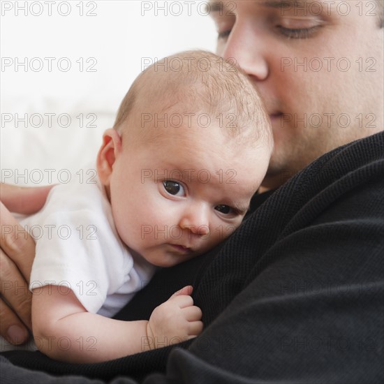 USA, New Jersey, Jersey City, Portrait of father and baby daughter (2-5 months). Photo : Jamie Grill Photography
