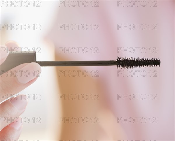 USA, New Jersey, Jersey City, Woman hand holding brush for painting eyelids. Photo : Jamie Grill Photography