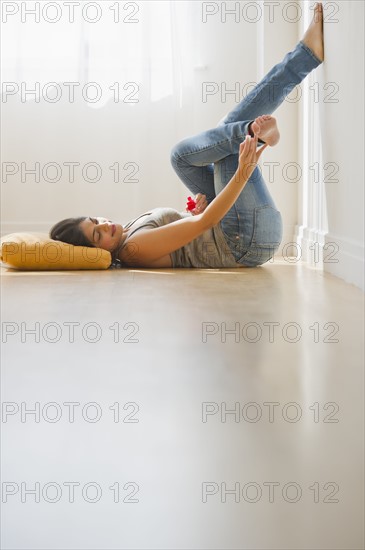 USA, New Jersey, Jersey City, Young attractive painting toenails. Photo : Daniel Grill