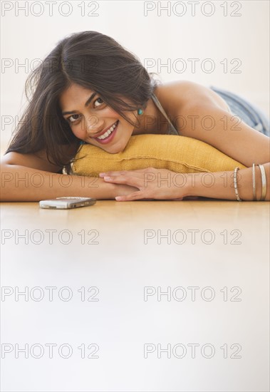 USA, New Jersey, Jersey City, Portrait of attractive young woman laying on floor. Photo : Daniel Grill