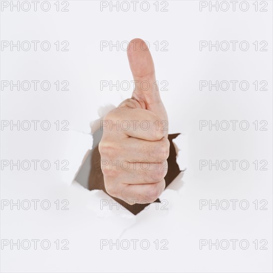 Hand on white background gesturing. Photo : Daniel Grill