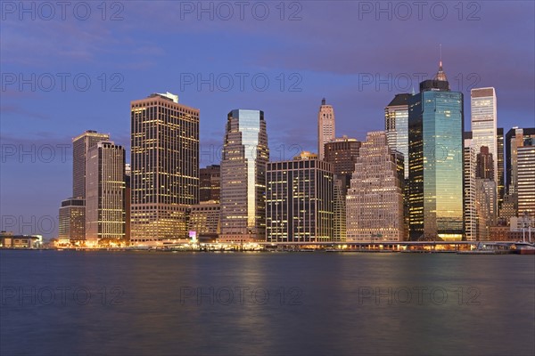 USA, New York City, Manhattan skyline at dusk. Photo : fotog