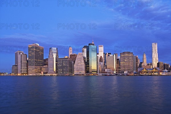 USA, New York City, Manhattan skyline at dusk. Photo : fotog