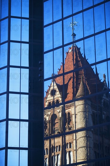 USA, Massachusetts, Boston, old building reflecting in new. Photo : fotog