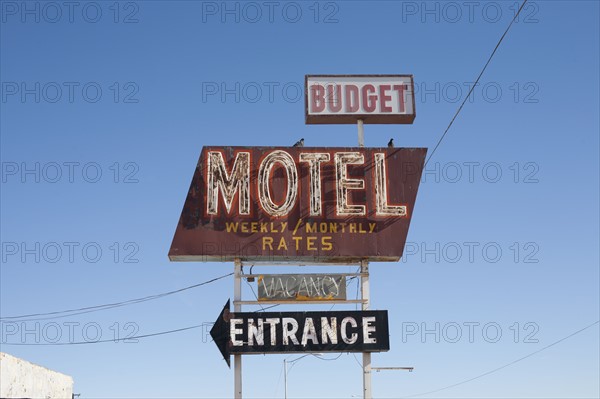 USA, Arizona, Winslow, Old-fashioned motel sign against blue sky. Photo : David Engelhardt