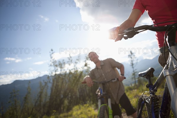 Canada, British Columbia, Fernie, Friends enjoying mountain biking. Photo : Dan Bannister