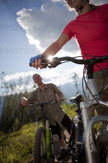 Canada, British Columbia, Fernie, Friends enjoying mountain biking. Photo : Dan Bannister