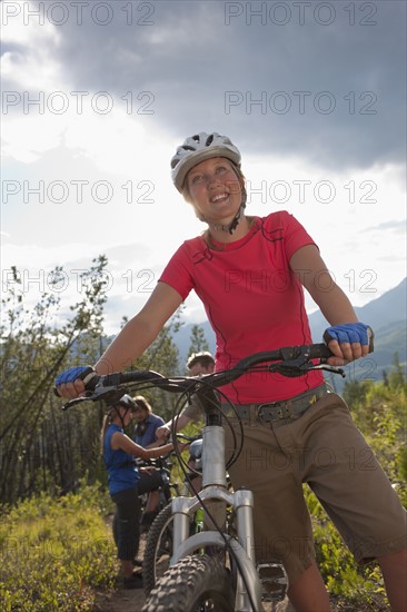 Canada, British Columbia, Fernie, Group of four friends enjoying mountain biking. Photo : Dan Bannister