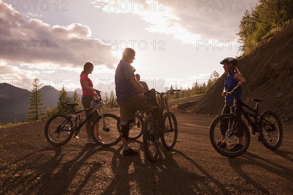 Canada, British Columbia, Fernie, group of four friends enjoying mountain biking. Photo : Dan Bannister