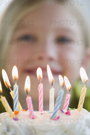 USA, New Jersey, Jersey City, Girl (8-9) in front of birthday cake. Photo : Jamie Grill Photography