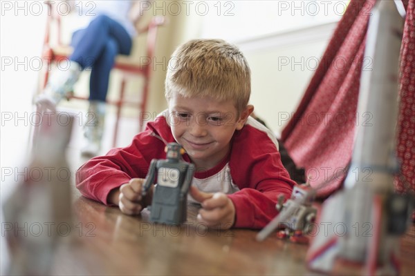 USA, Utah, Boy (6-7) playing on floor. Photo : Tim Pannell