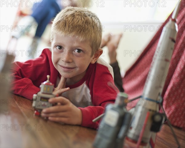 USA, Utah, Boy (6-7) playing on floor. Photo : Tim Pannell