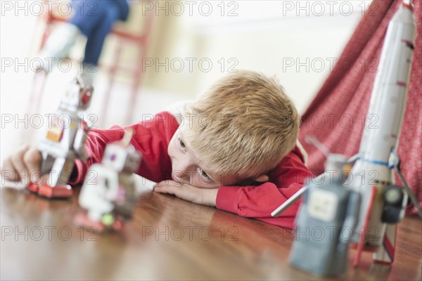 USA, Utah, Boy (6-7) playing on floor. Photo : Tim Pannell