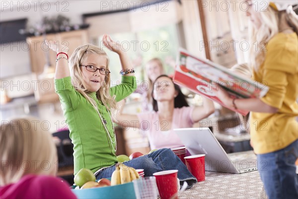 USA, Utah, family portrait of sisters (6-7, 8-9, 12-13, 14-15, 16-17) having fun at table. Photo : Tim Pannell