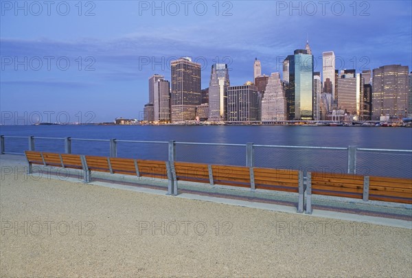 USA, New York City, Manhattan skyline at dusk. Photo : fotog