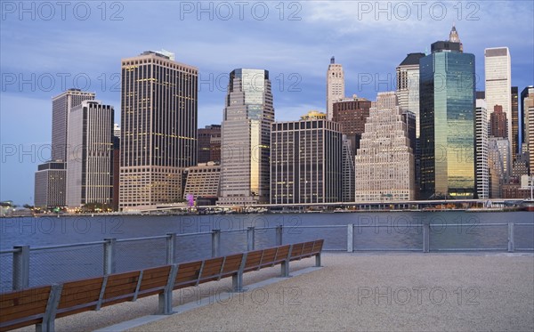 USA, New York City, Manhattan skyline at dusk. Photo : fotog