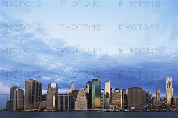 USA, New York City, Manhattan skyline at dusk. Photo : fotog