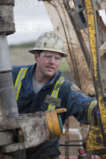 Oil worker drilling for oil on rig. Photo : Dan Bannister