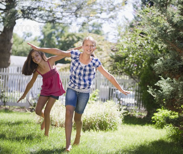 USA, New York, Two girls (10-11, 10-11) playing in backyard. Photo : Jamie Grill Photography