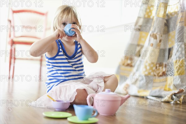 USA, Utah, Girl (2-3) playing on floor. Photo : Tim Pannell