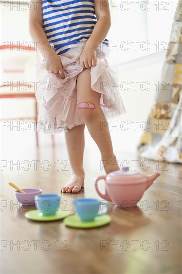 USA, Utah, Girl (2-3) playing on floor. Photo : Tim Pannell