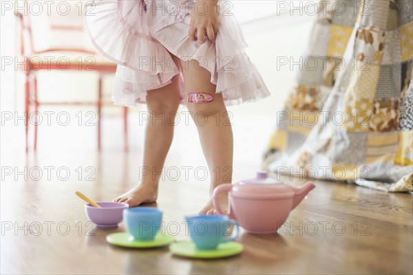 USA, Utah, Girl (2-3) playing on floor. Photo : Tim Pannell