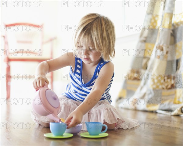 USA, Utah, Girl (2-3) playing on floor. Photo : Tim Pannell