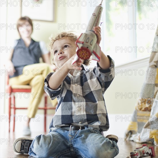 USA, Utah, Boy (2-3) playing on floor. Photo : Tim Pannell