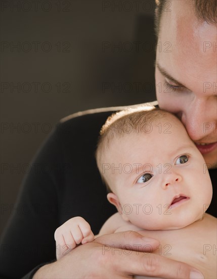 USA, New Jersey, Jersey City, Portrait of father and baby daughter (2-5 months). Photo : Jamie Grill Photography