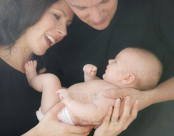 USA, New Jersey, Jersey City, Portrait of family with baby girl (2-5 months). Photo : Jamie Grill Photography