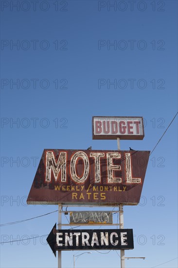 USA, Arizona, Winslow, Old-fashioned motel sign against blue sky. Photo : David Engelhardt