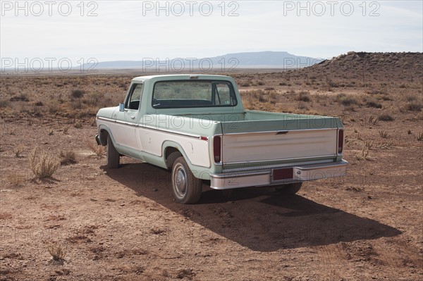 USA, Arizona, Winslow, Pick-up truck on desert. Photo : David Engelhardt