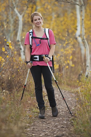 USA, Utah, young woman walking on trail. Photo : Mike Kemp