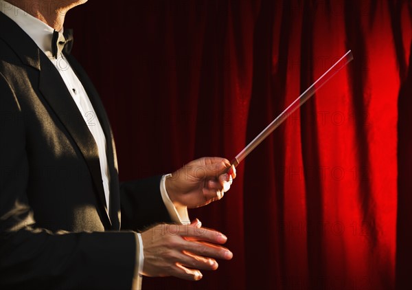 Midsection of orchestra conductor. Photo : Daniel Grill