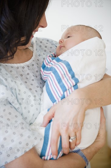 USA, New Jersey, Jersey City, Portrait of mother embracing baby girl (2-5 months). Photo : Jamie Grill Photography
