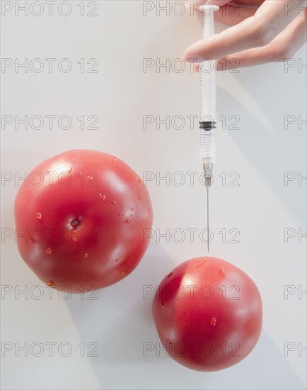 USA, New Jersey, Jersey City, Woman's hand vaccinating plumes. Photo : Jamie Grill Photography