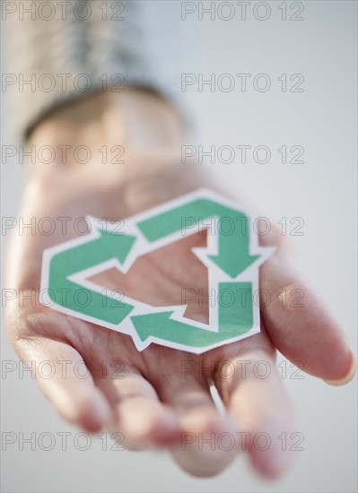 USA, New Jersey, Jersey City, Woman's hand holding recycling symbol. Photo : Jamie Grill Photography