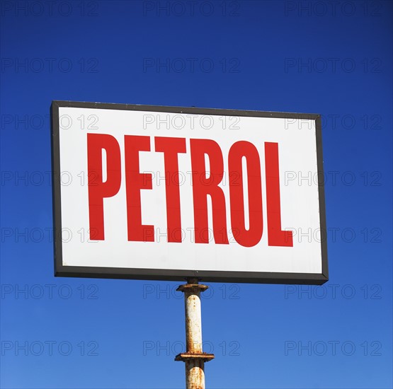 USA, New York, Long Island, gas station sign. Photo : fotog