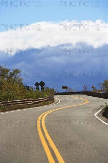 USA, New York, Bear Mountain, winding road. Photo : fotog