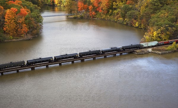 USA, New York, Bear Mountain, aerial view of train crossing lake. Photo : fotog