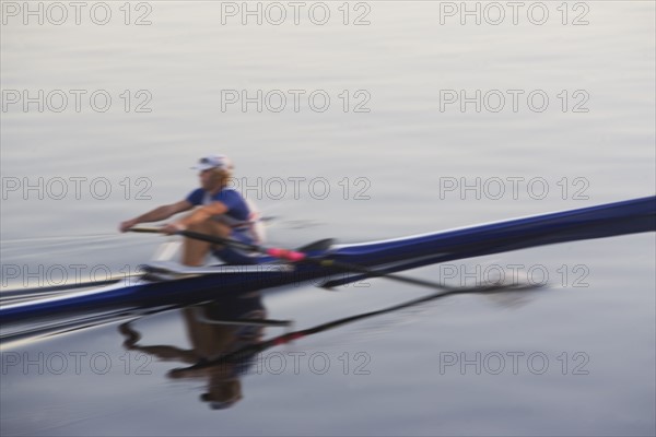 USA, Massachusetts, Boston, man kayaking. Photo : fotog