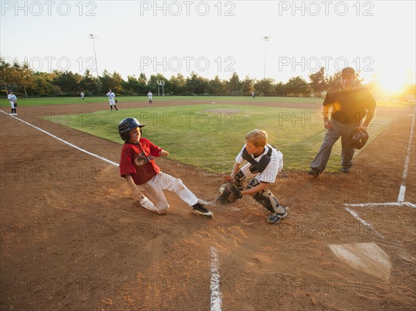 USA, California, Ladera Ranch, boys (10-11) playing baseball.