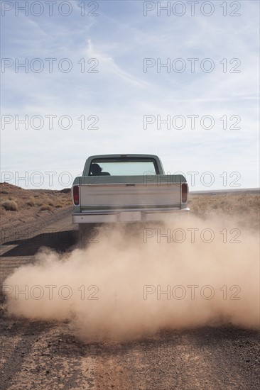 USA, Arizona, Winslow, Pick-up truck driving. Photo : David Engelhardt