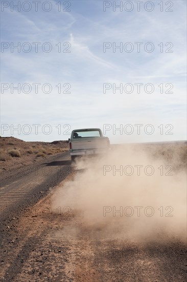 USA, Arizona, Winslow, Pick-up truck driving. Photo : David Engelhardt