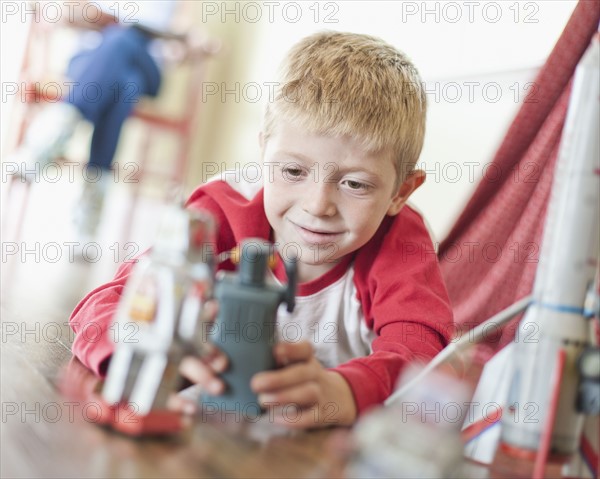 USA, Utah, Boy (6-7) playing on floor. Photo : Tim Pannell