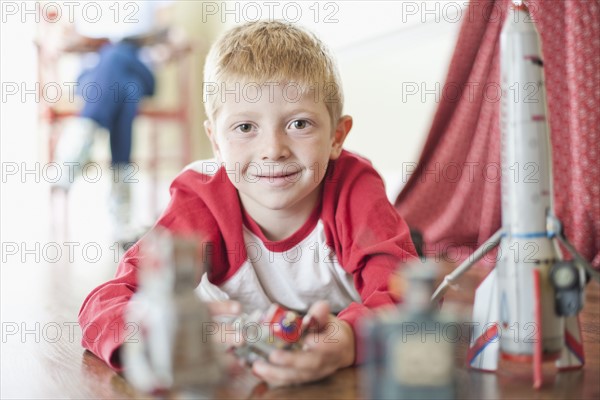 USA, Utah, Boy (6-7) playing on floor. Photo : Tim Pannell