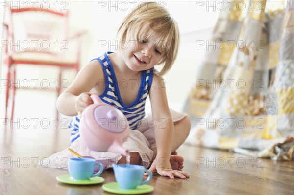 USA, Utah, Girl (2-3) playing on floor. Photo : Tim Pannell