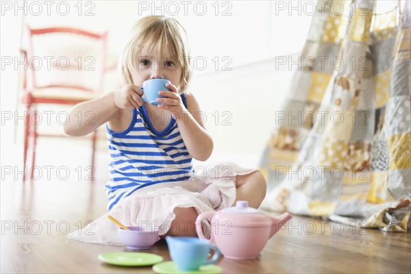 USA, Utah, Girl (2-3) playing on floor. Photo : Tim Pannell