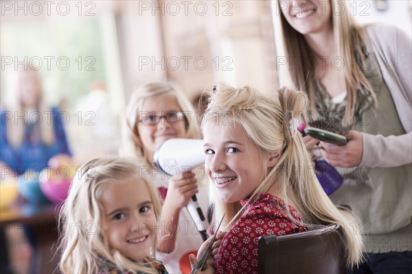 USA, Utah, family portrait of sisters (6-7, 8-9, 12-13, 14-15, 16-17) preparing hairs and having fun. Photo : Tim Pannell