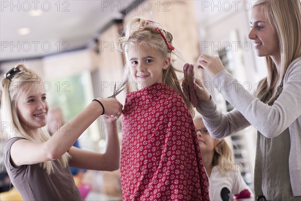 USA, Utah, family portrait of sisters (6-7, 8-9, 12-13, 14-15, 16-17) preparing hairs and having fun. Photo : Tim Pannell